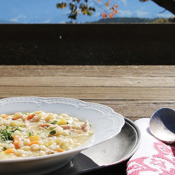 Gerstensuppe in weißem Teller