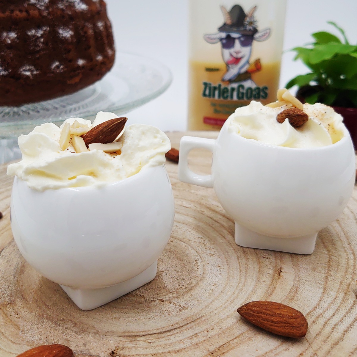 Weihnachtsdrink mit Zimt, Marzipan und Zirler Goas Eierlikör in der Tasse