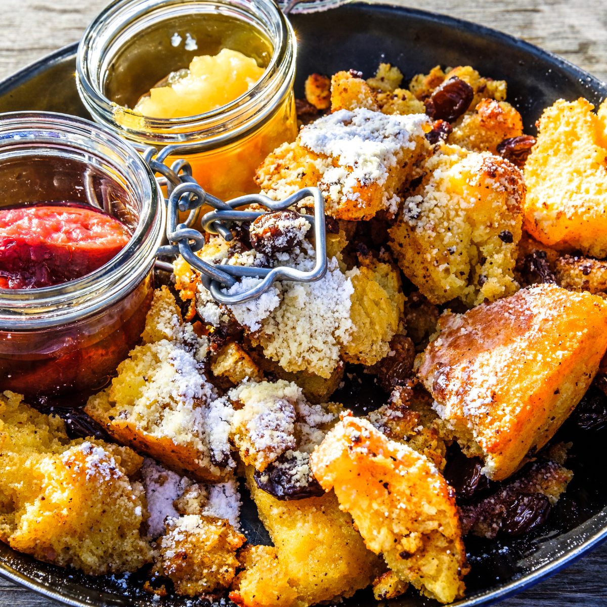 Kaiserschmarrn aus Tirol in der Pfanne