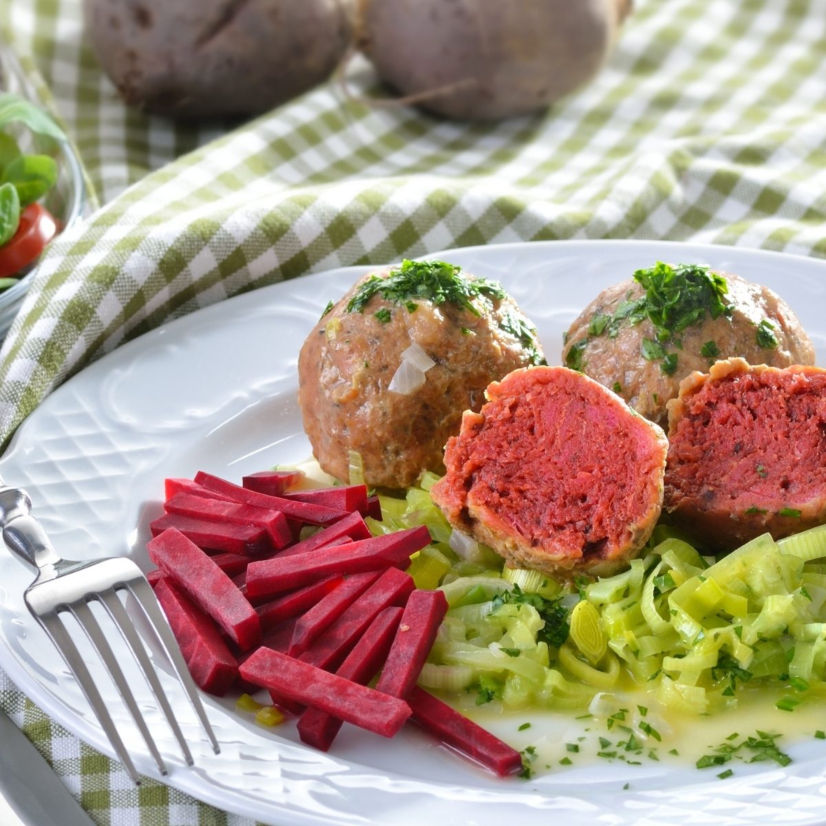 Rote Beer Knödel mit Beilagen