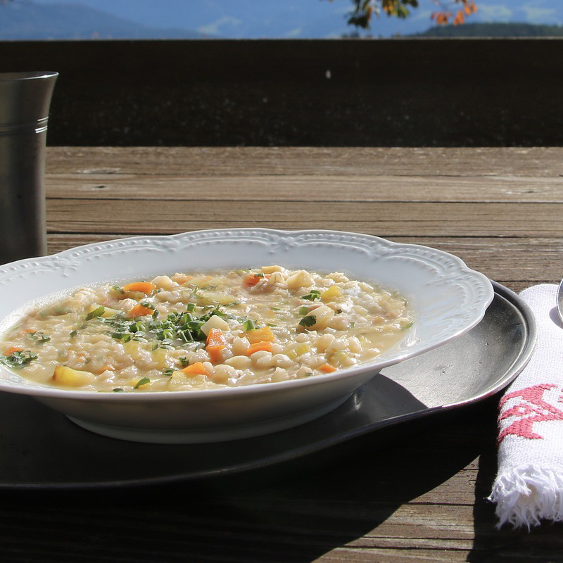 Gerstensuppe in weißem Teller