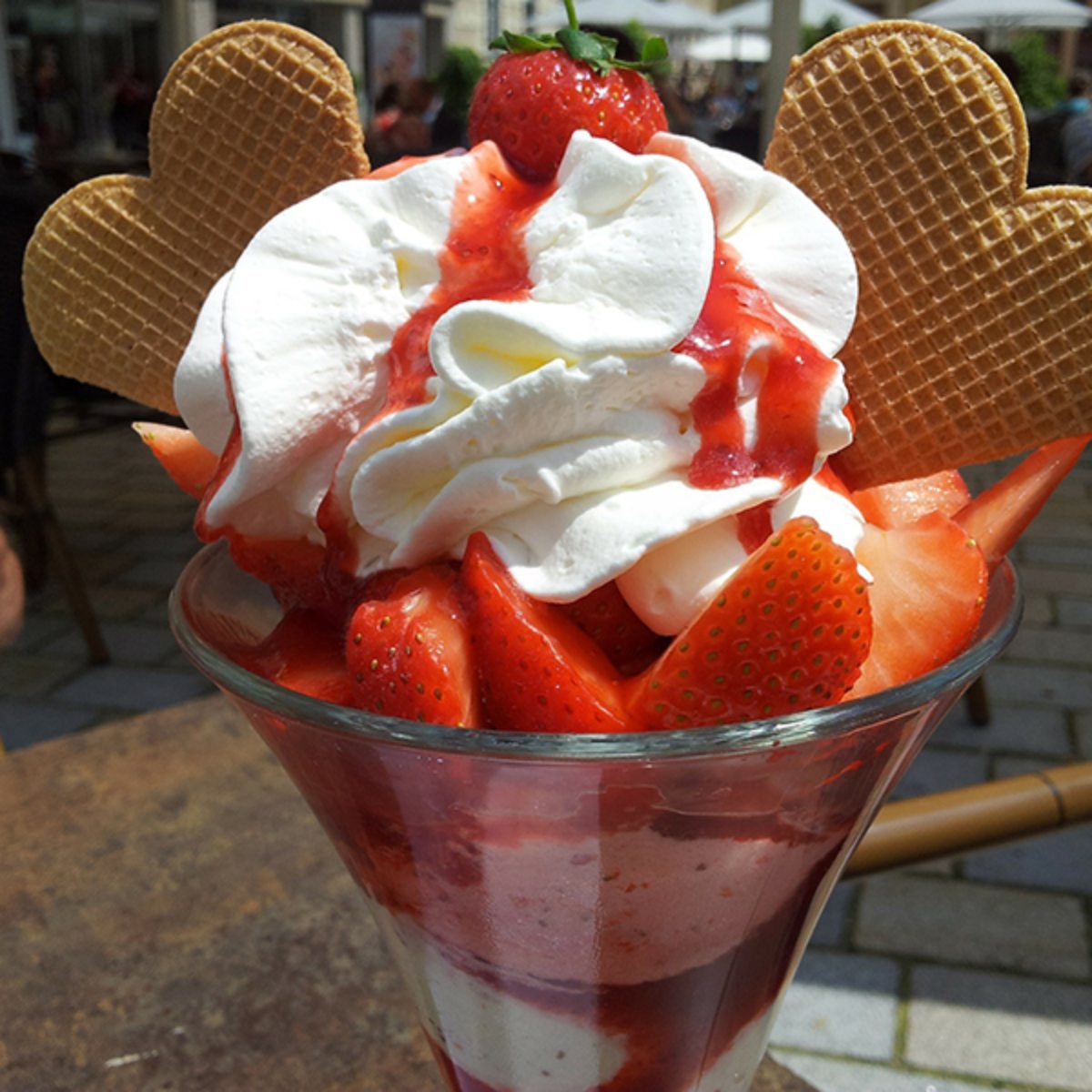 Frische Erdbeeren mit Sahne und Keksen